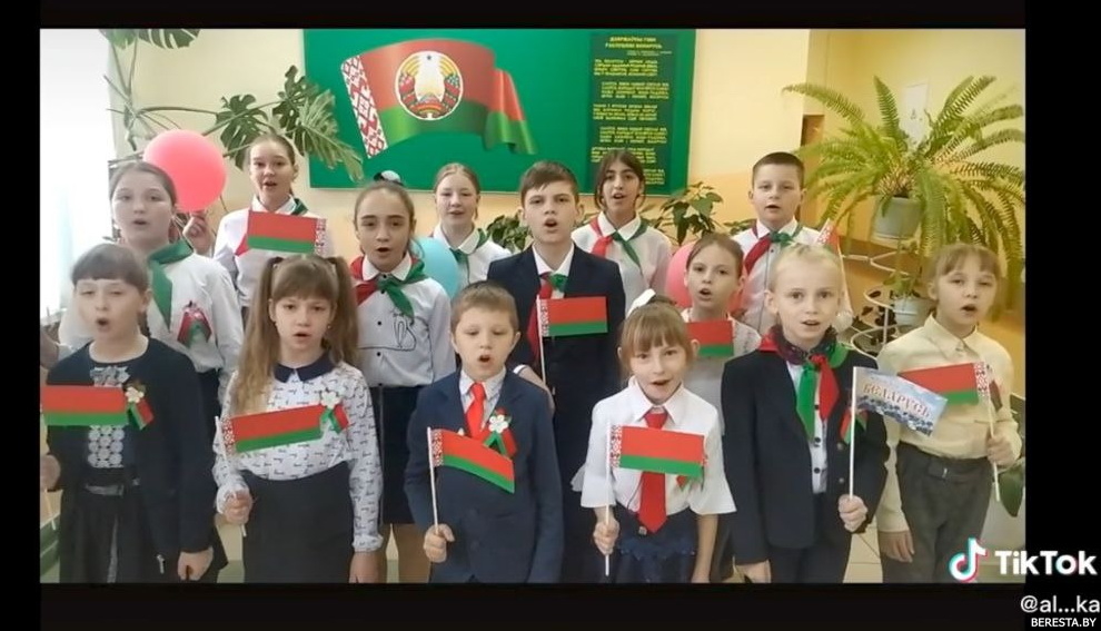 Педагоги и учащиеся Олекшицкой СШ приняли участие в областной акции «Споем День Победы вместе!»