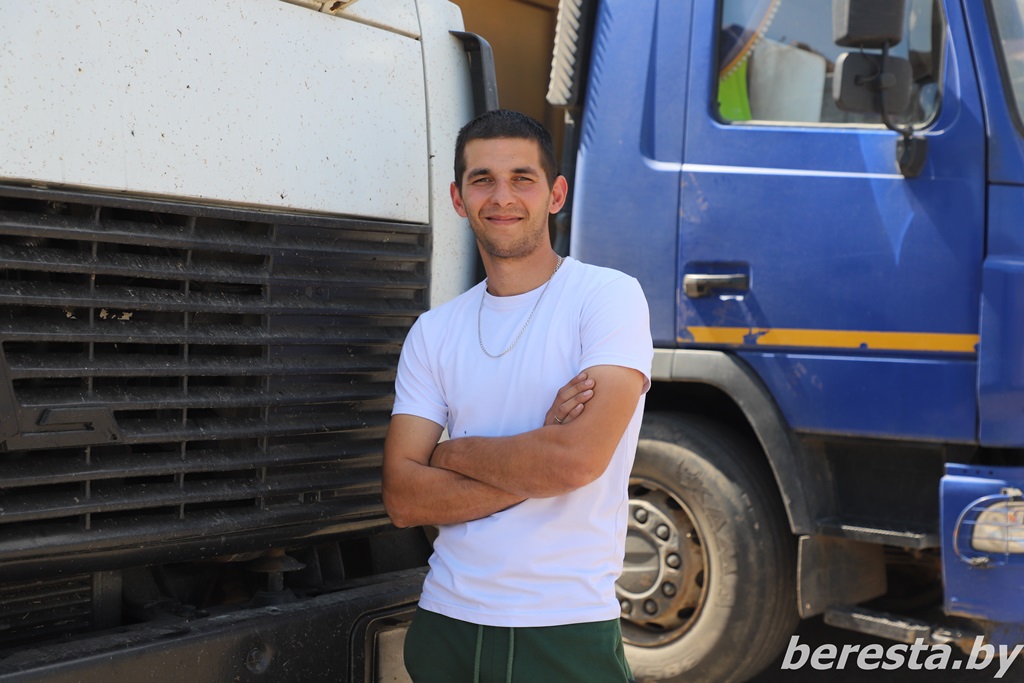 Профессия «по наследству» досталась водителю РСУП «Олекшицы» Максиму Салманову
