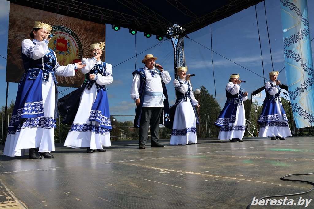 Культура объединяет. Берестовицкие артисты выступили на областном фестивале-ярмарке «Дажынкі-2025»