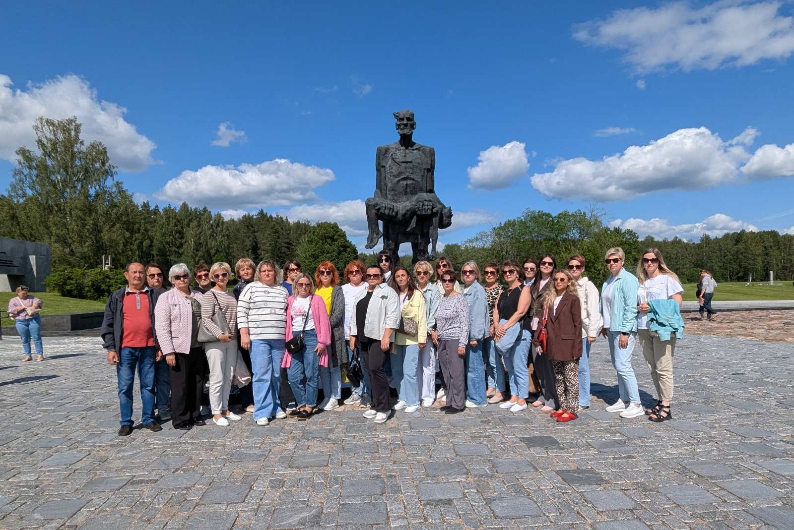 Счастье жить в мире. Педагоги Большеберестовицкой средней школы посетили мемориальный комплекс "Хатынь"