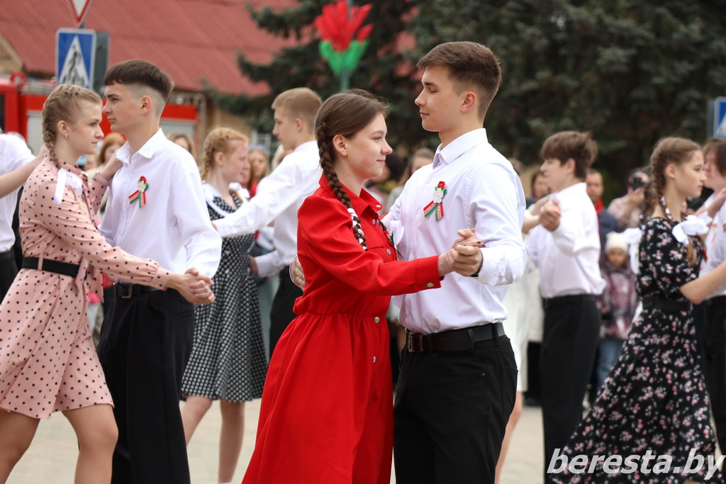 «Мы – наследники Победы». Музыкально-театрализованная зарисовка прошла на площади Ратушной в Большой Берестовице