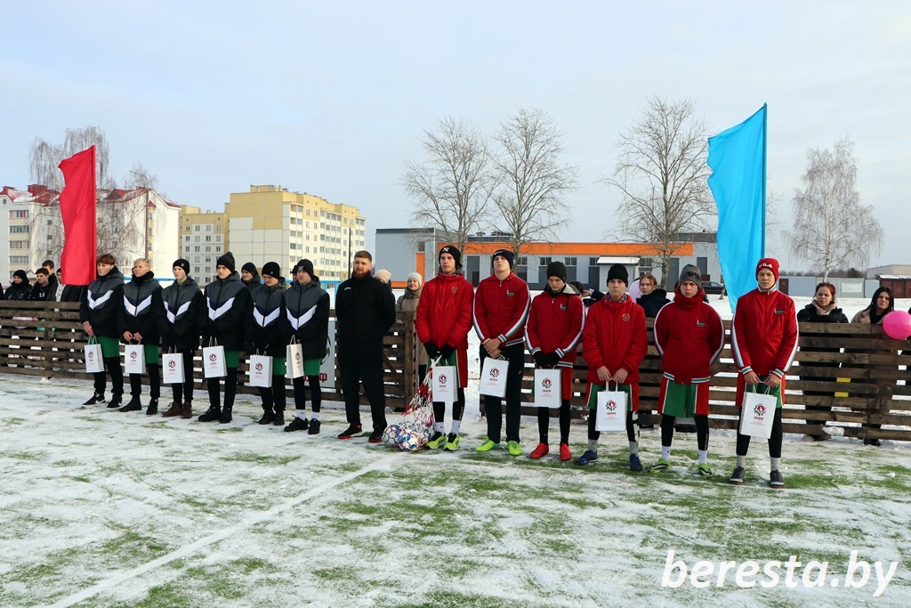 В Большой Берестовице открыли мини-футбольное поле с искусственным покрытием