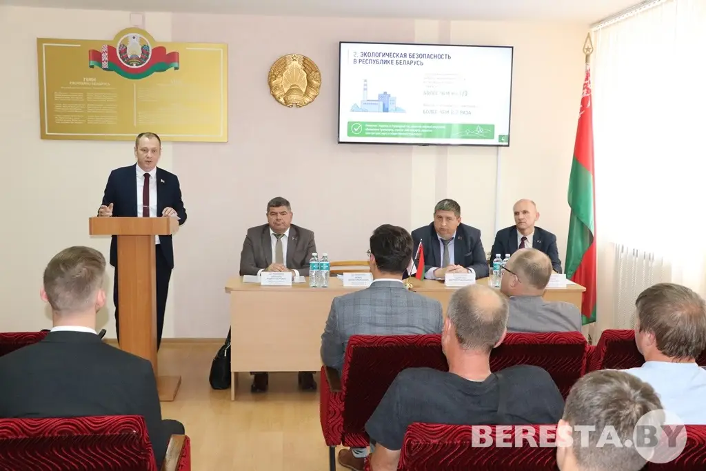 Министр энергетики Республики Беларусь Денис Мороз обсудил вопросы экологической безопасности с трудовым коллективом Берестовицкого РЭС