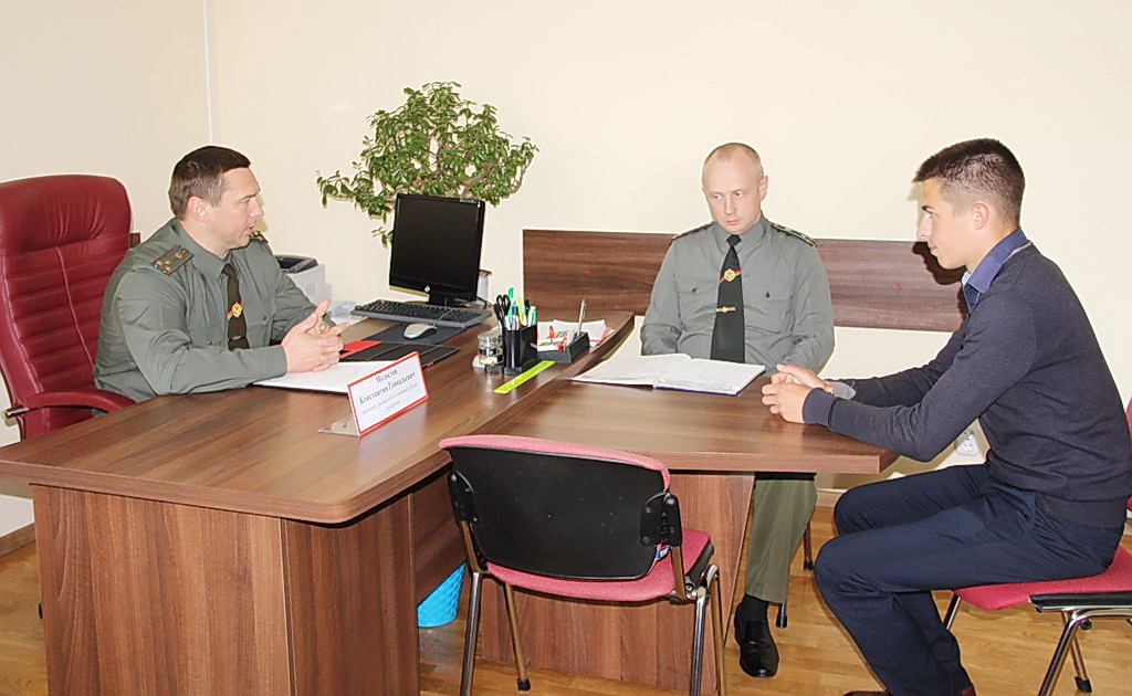 Начальник Гродненской пограничной группы   Константин Молостов провел прием граждан в Большой Берестовице