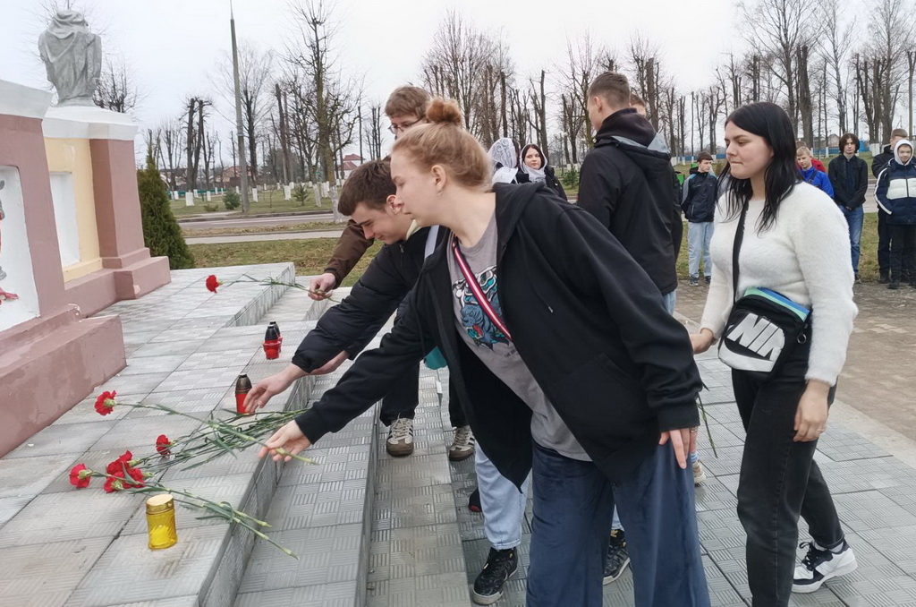 Педагоги и учащиеся Берестовицкого колледжа приняли участие в митинге-реквиеме в память о Хатынской трагедии
