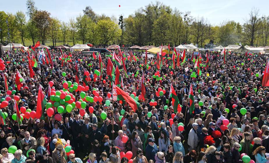 «Время не властно над величием подвига старшего поколения, а их наследие бесценно». На Кургане Славы в Гродно состоялся торжественный митинг в честь Дня Великой Победы