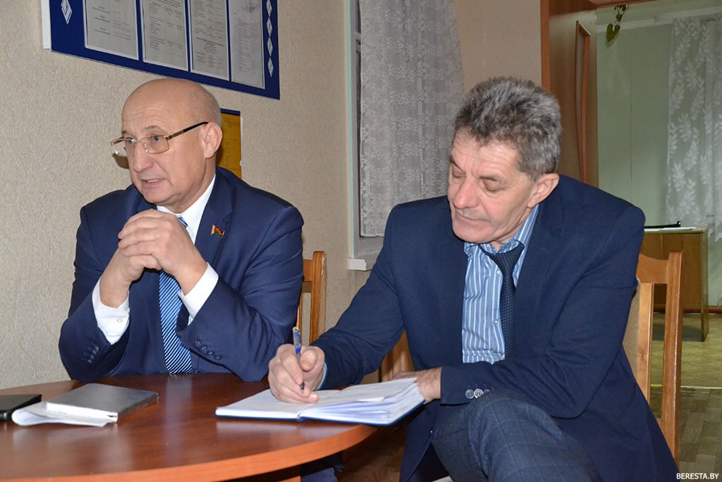 Председатель районного Совета депутатов встретился с трудовым коллективом Берестовицкого райЦГ и Э