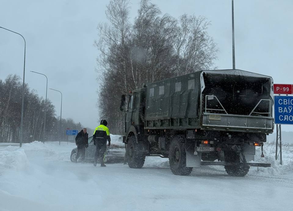 Сотрудники Госавтоинспекции оказывают помощь на дороге в снегопад