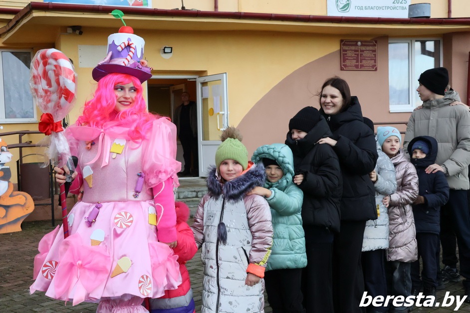 В Старом Дворце зажглись огни на новогодней ёлке