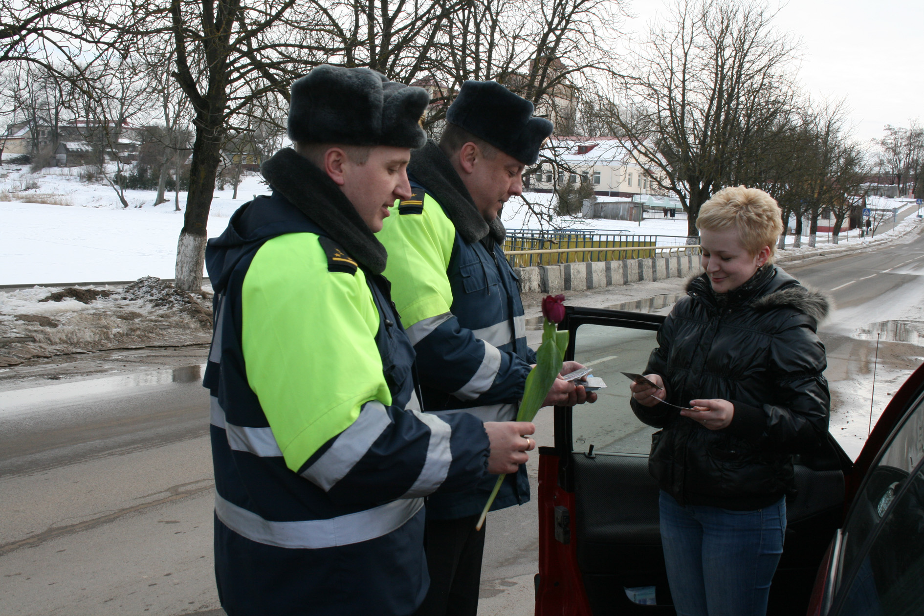 В подарок от ГАИ —  цветы и хорошее настроение