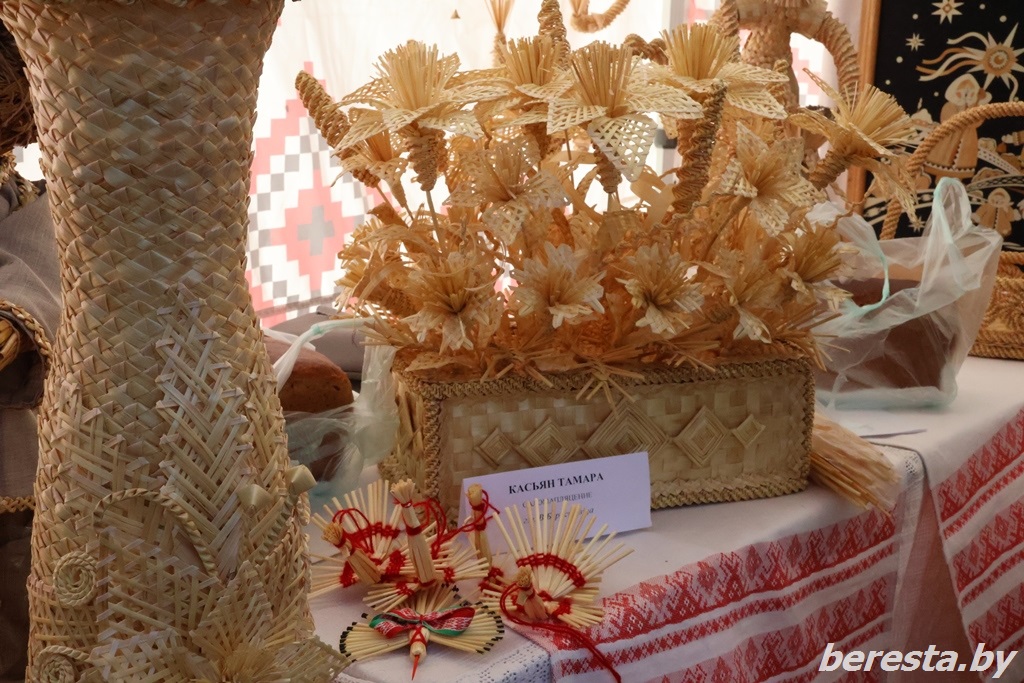 Берестовицкие мастера представили свое творчество на выставке «Спадчынай жывём – душою багацеем»