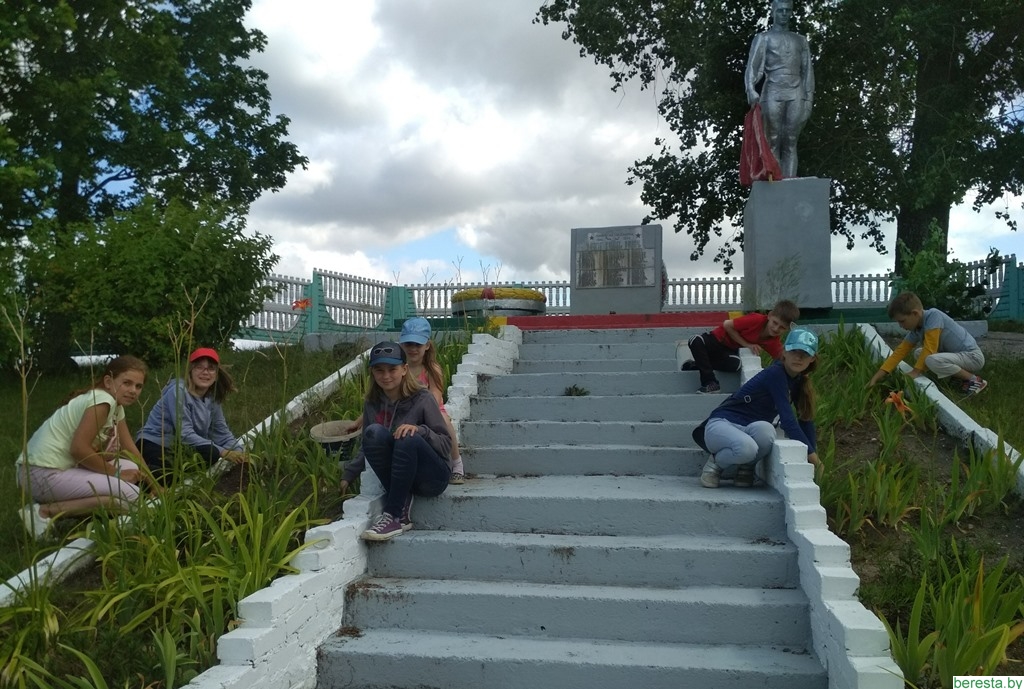 Памятным местам – заботу и порядок. Малоберестовицкие школьники провели трудовой десант
