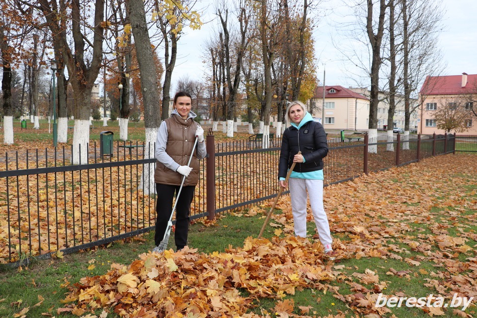 Работники Берестовицкого районного центра культуры уже вовлечены в Республиканский субботник, который по всей стране пройдет завтра, 25 октября
