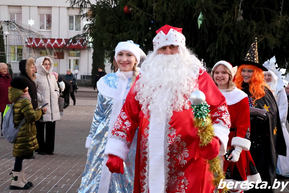 В Большой Берестовице зажгли огни на новогодней елке и праздничную иллюминацию