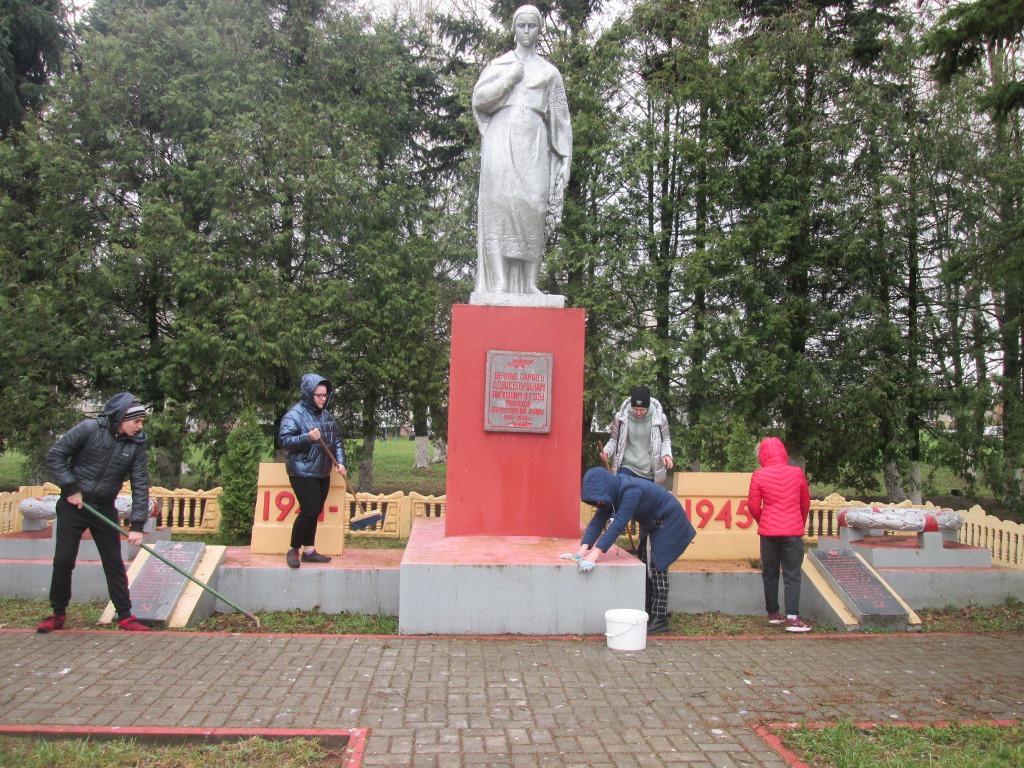 Волонтеры из Старого Дворца навели порядок у памятников  погибшим землякам