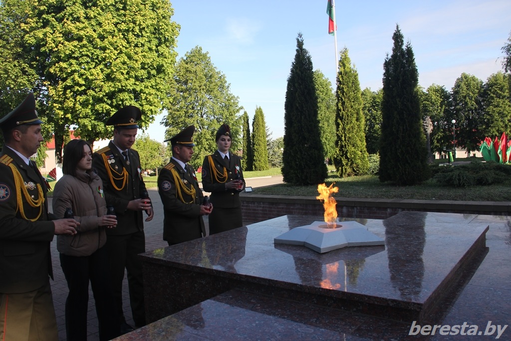 Празднование Дня Победы в Большой Берестовице началось с автопробега «От памятника к памятнику. С лампадой Вечного огня»