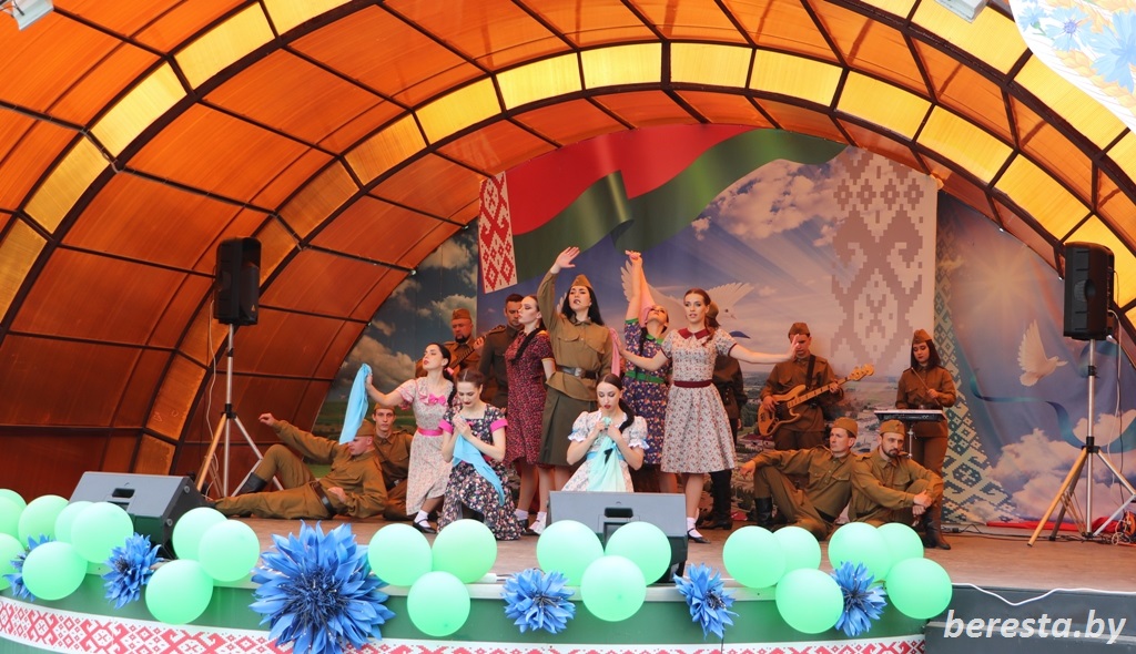«Победа во имя любви!» В Большой Берестовице выступил музыкальный театр «Рада»