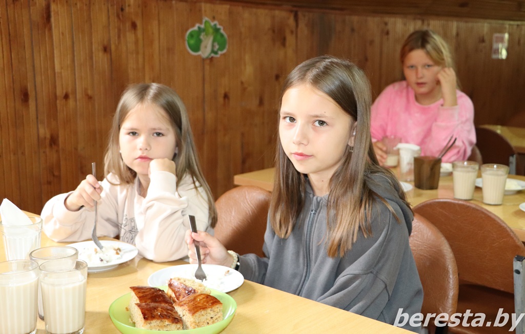 Лето должно быть … вкусным. Узнали, как и чем кормят ребят в детском оздоровительном лагере «Берестовицкий»