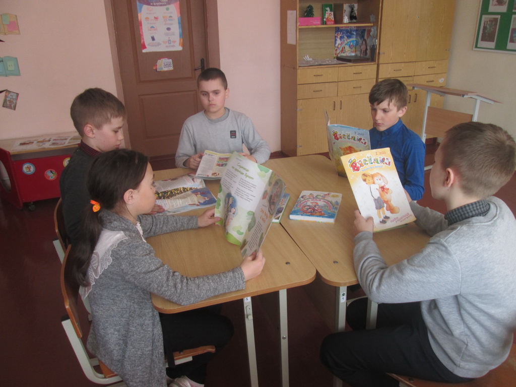 В Стародворецком яслях-саду-базовой школе прошла Неделя детской   книги  «Будь модным – читай книги»