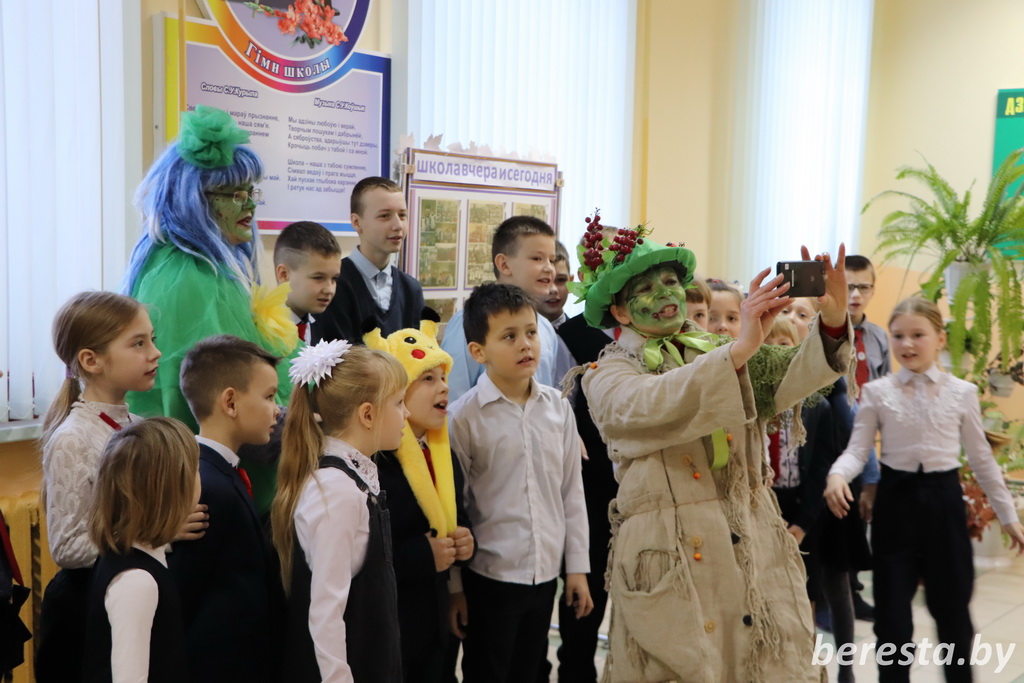 Запрашэнне ў Рэзідэнцыю бераставіцкага Дзеда Мароза, сэлфі з Лесавіком і Кікімарай. У раёне працуе пошта Бераст-Зюзі