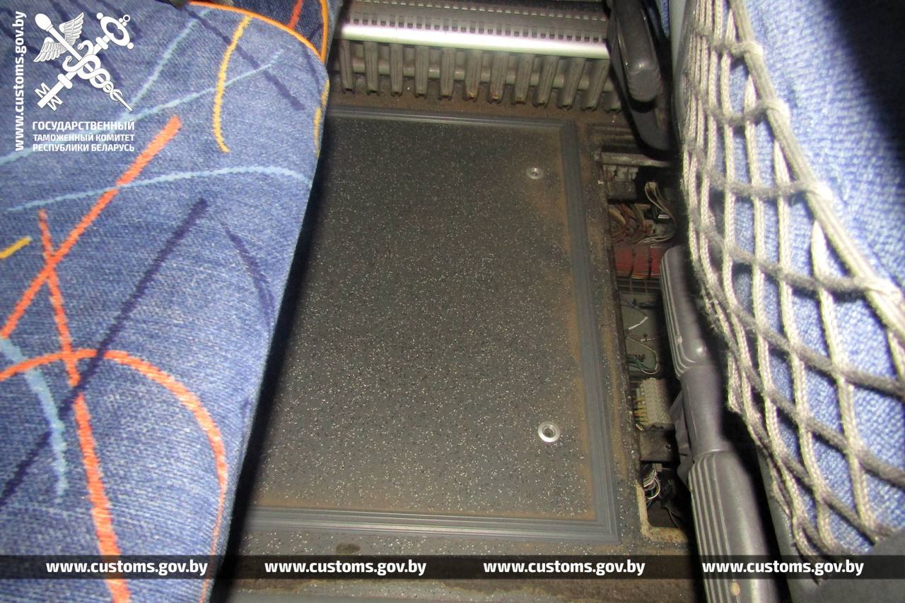 Водитель автобуса пытался незаконно перевезти товары из Литвы