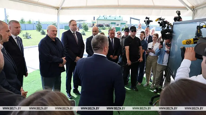 Александр Лукашенко посещает хозяйство, где разводят красную породу коров