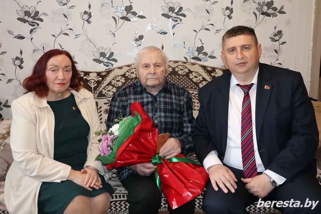 В Берестовицком районе состоялось вручение ветерану удостоверения о праве на льготы
