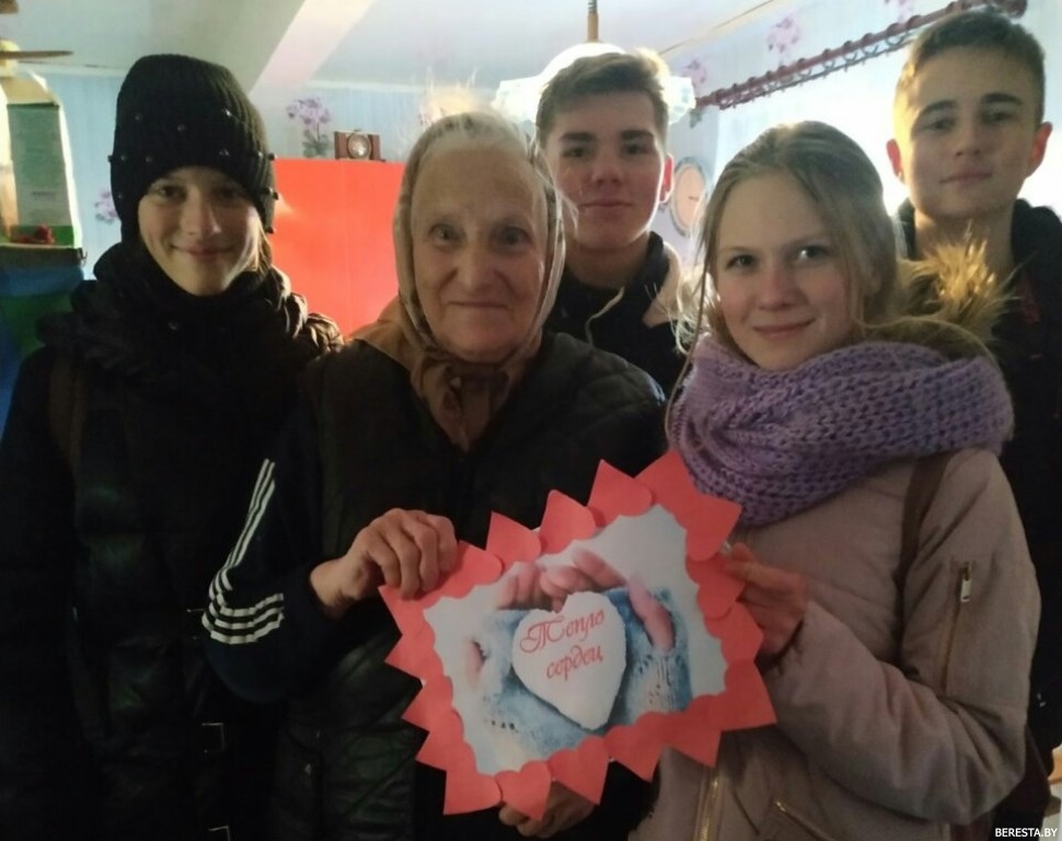 Волонтеры СШ агрогородка Пограничный включились в акцию «Тепло наших сердец — вашим прожитым годам»