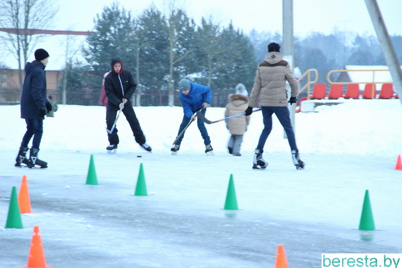В Берестовице работает каток