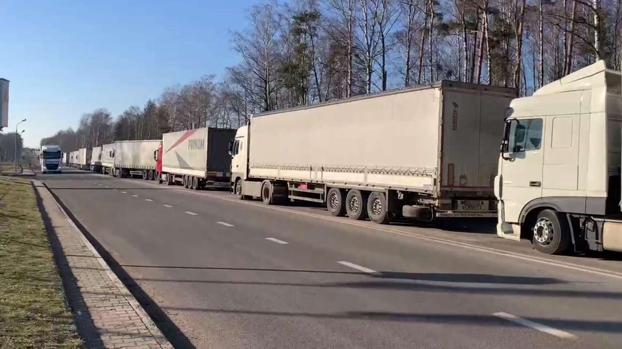 Перед выходными днями въезда в Литву и Польшу ожидают более 330 легковых и 560 грузовых авто