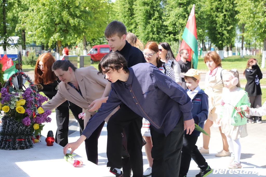 Учащиеся и коллектив Берестовицкого колледжа возложили цветы к памятнику Скорбящей Матери. Фотофакт