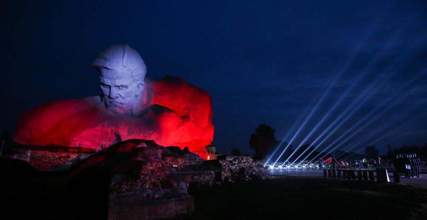 Александр Лукашенко: Беларусь помнит всех героев и безвинных жертв войны