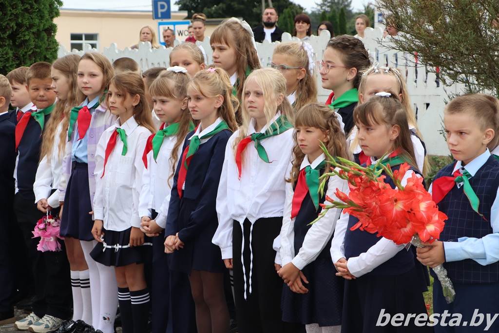 В учреждениях образования Берестовитчины прошли торжественные линейки ко Дню знаний. Фоторепортаж из Олекшицкой средней школы