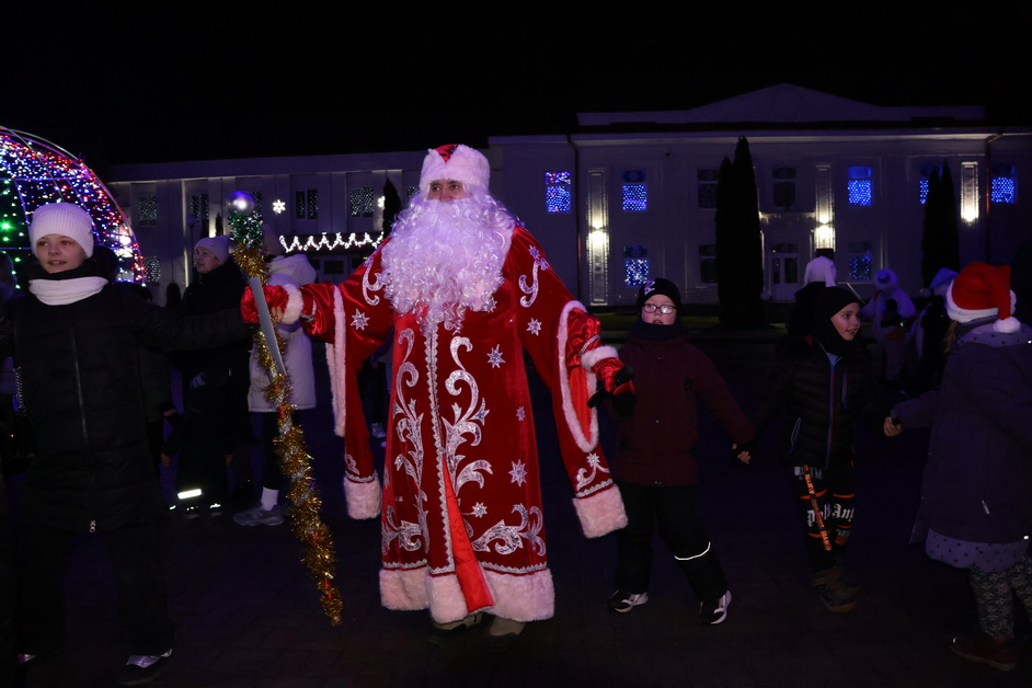 Волшебство зимней сказки. В преддверии Нового года на площади Ратушной в Большой Берестовице прошла праздничная программа