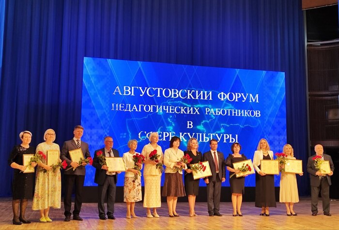 На старте учебного года. Учитель Берестовицкой детской школы искусств Вадим Антоненко награжден почетной грамотой Министерства культуры