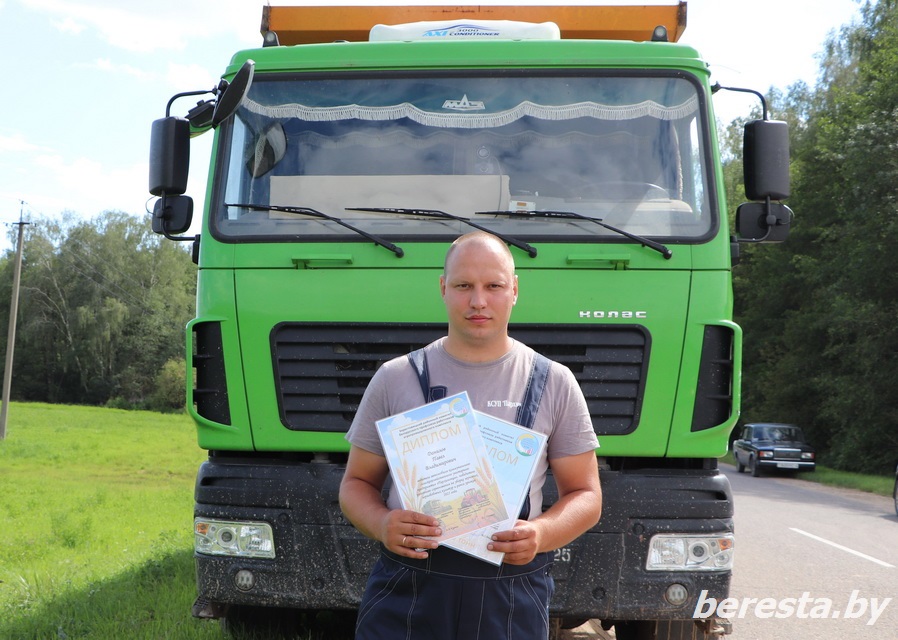 Водитель КСУП "Пархимовцы" Павел Данилов первым в районе перевез 2000 тонн зерна нового урожая