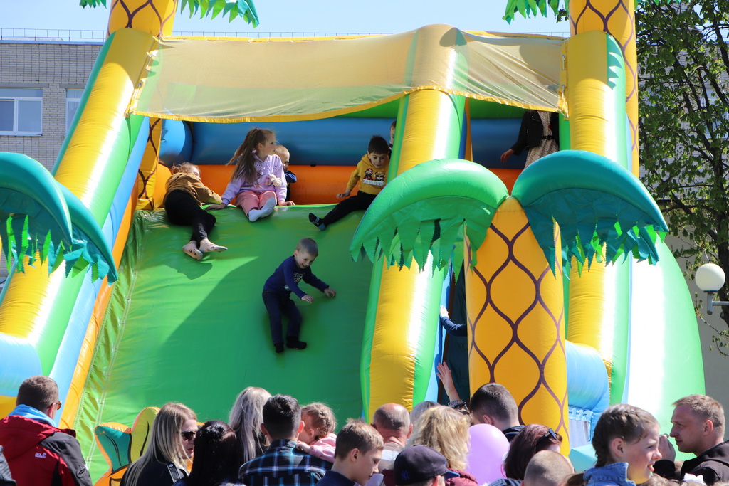 Отдых и развлечение для детей и взрослых. Во время празднования Дня Победы в Большой Берестовице  работали аттракционы и торговые точки