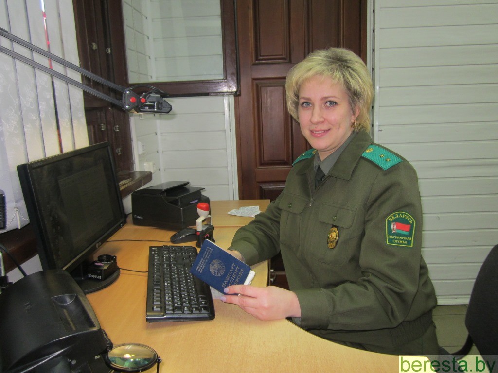 Контролер  с очаровательной улыбкой