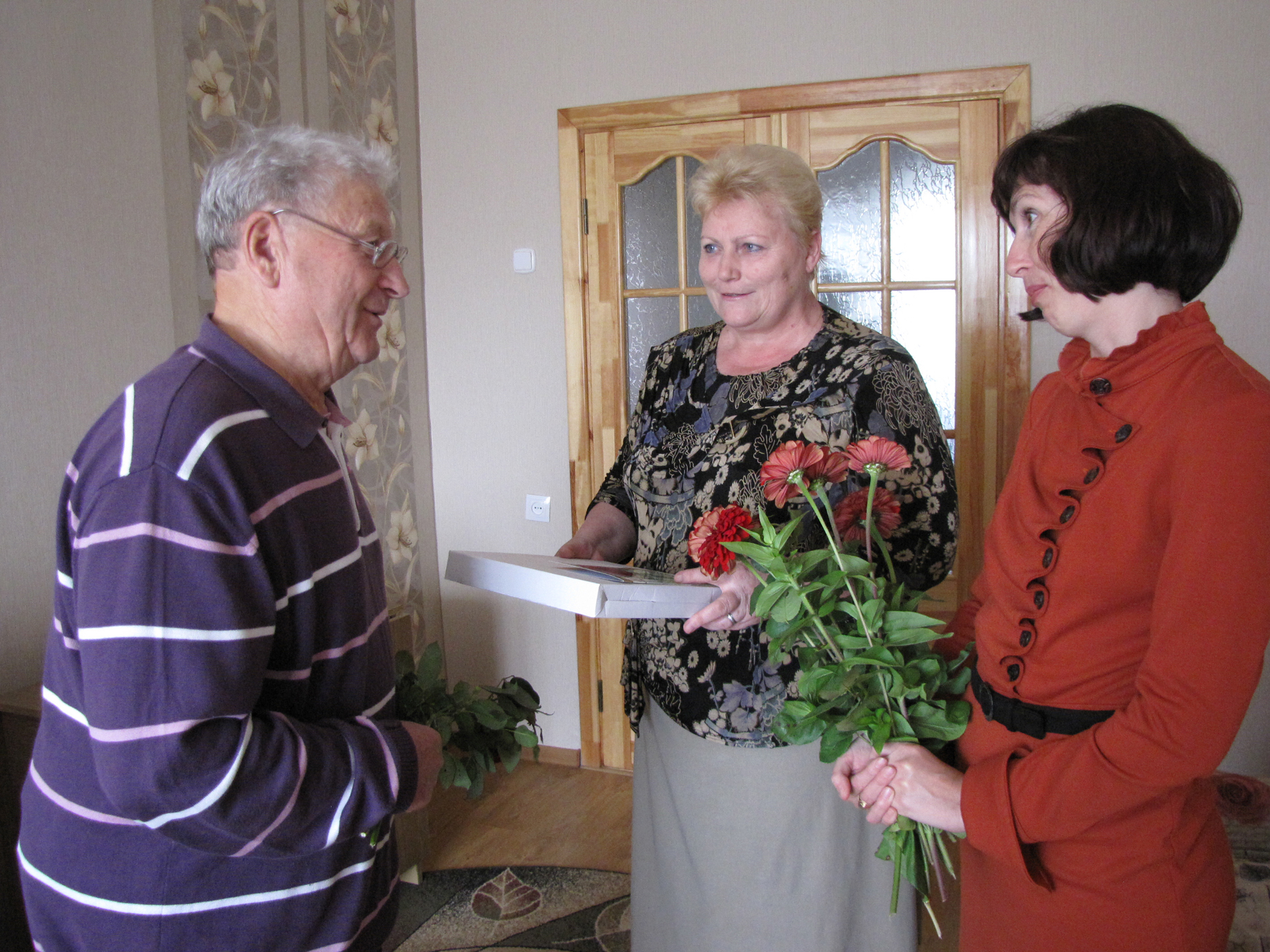 Кветкі і падарунак – юбіляру