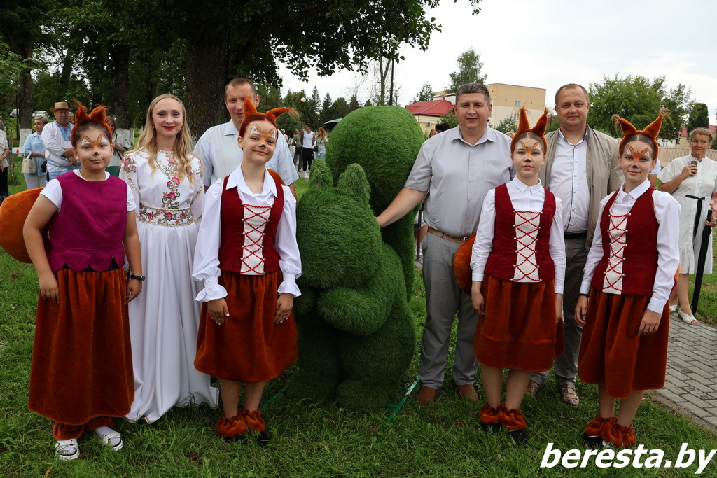 Аллея кедровых сосен, связь времен и море веселья. В Большой Берестовице состоялось открытие «Берест-феста. Белка рулит!»