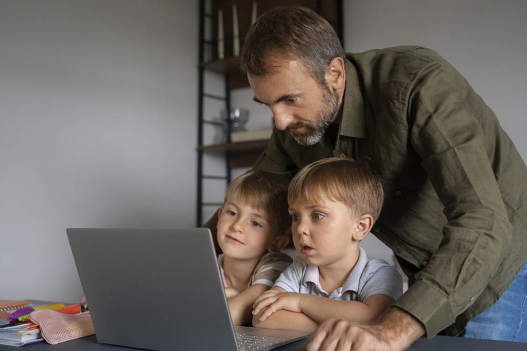 Памятка для родителей: 10 правил безопасности детей в интернете