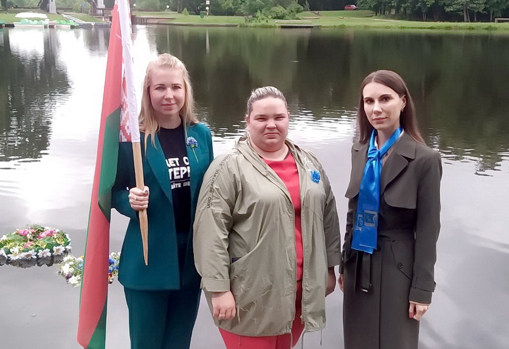 Представительницы молодежного крыла женского движения Берестовитчины приняли участие в областном патриотическом автопробеге