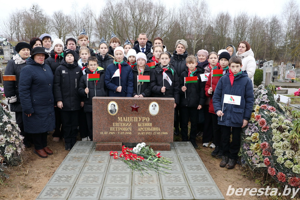 В Большой Берестовице на могиле мужа и жены Мацепуро «Красная звезда Героя»