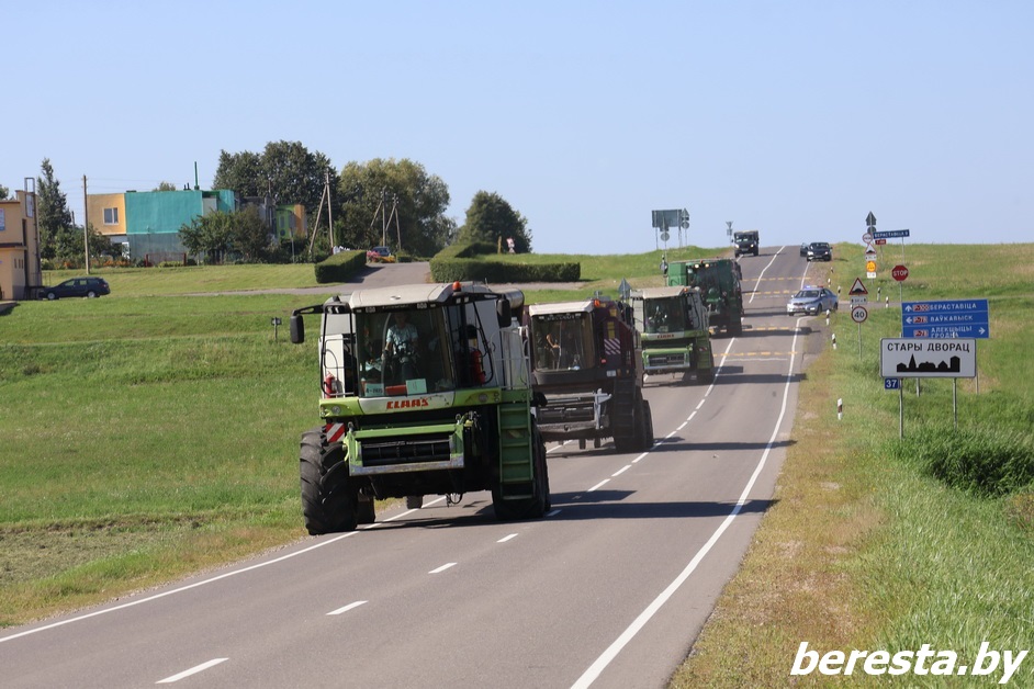 Берестовицкие хлеборобы помогают коллегам из Ивьевского района