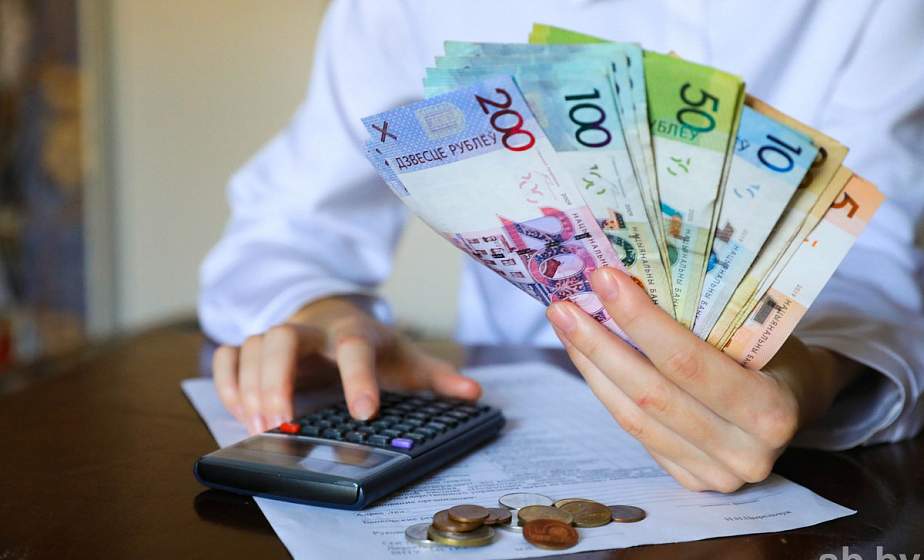 Сколько в Беларуси платят за час работы в разных секторах экономики