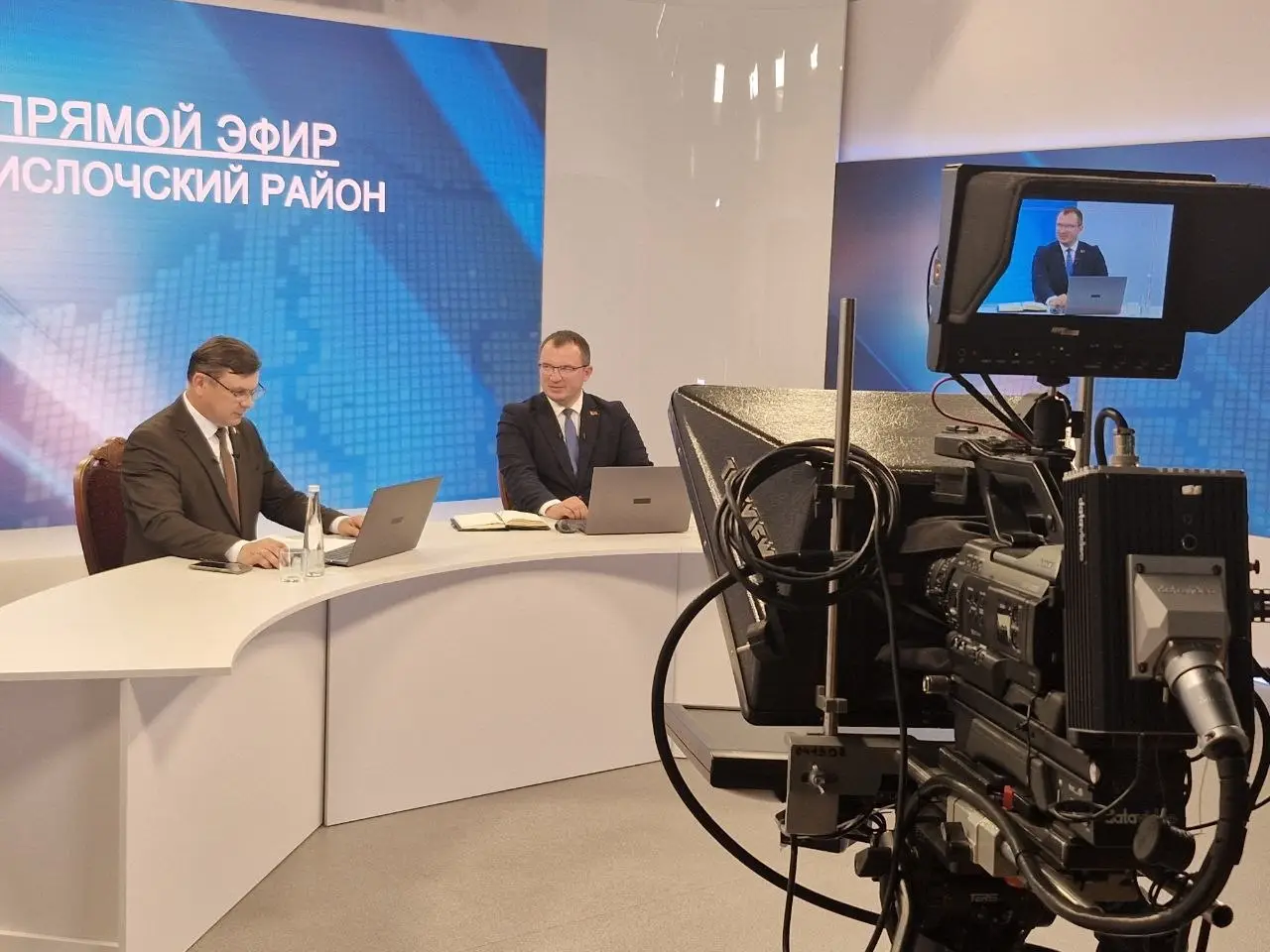 В прямом эфире председатель Свислочского райисполкома Андрей Грицкевич ответил на вопросы жителей и гостей региона