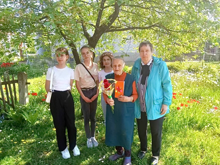 Участники клуба «Поиск» поздравили берестовичанку Леонеллу Лещинскую с Днем Великой Победы