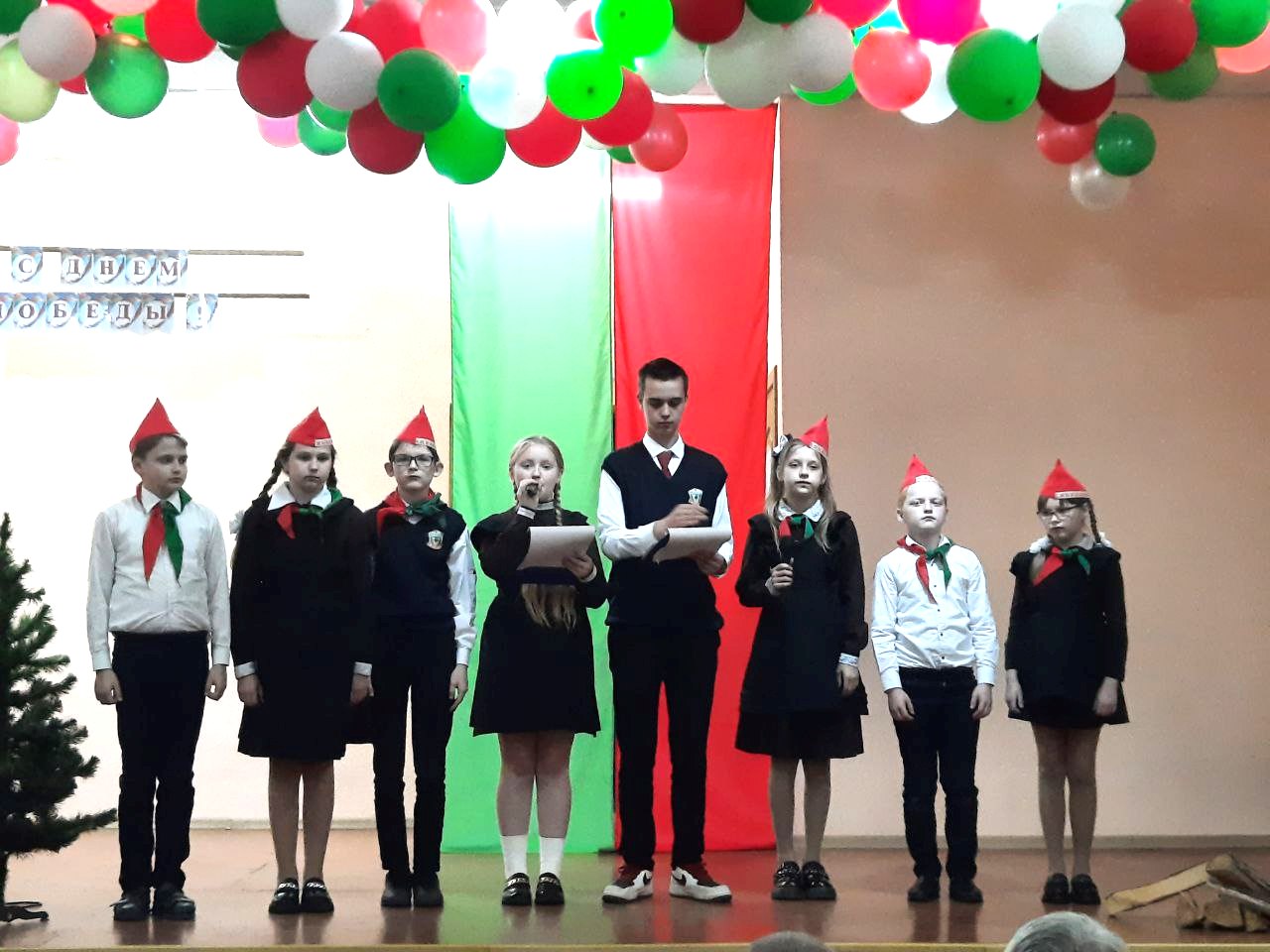 Педагоги и учащиеся Конюховской средней школы подготовили ко Дню Победы концертную программу «Память пылающих лет»