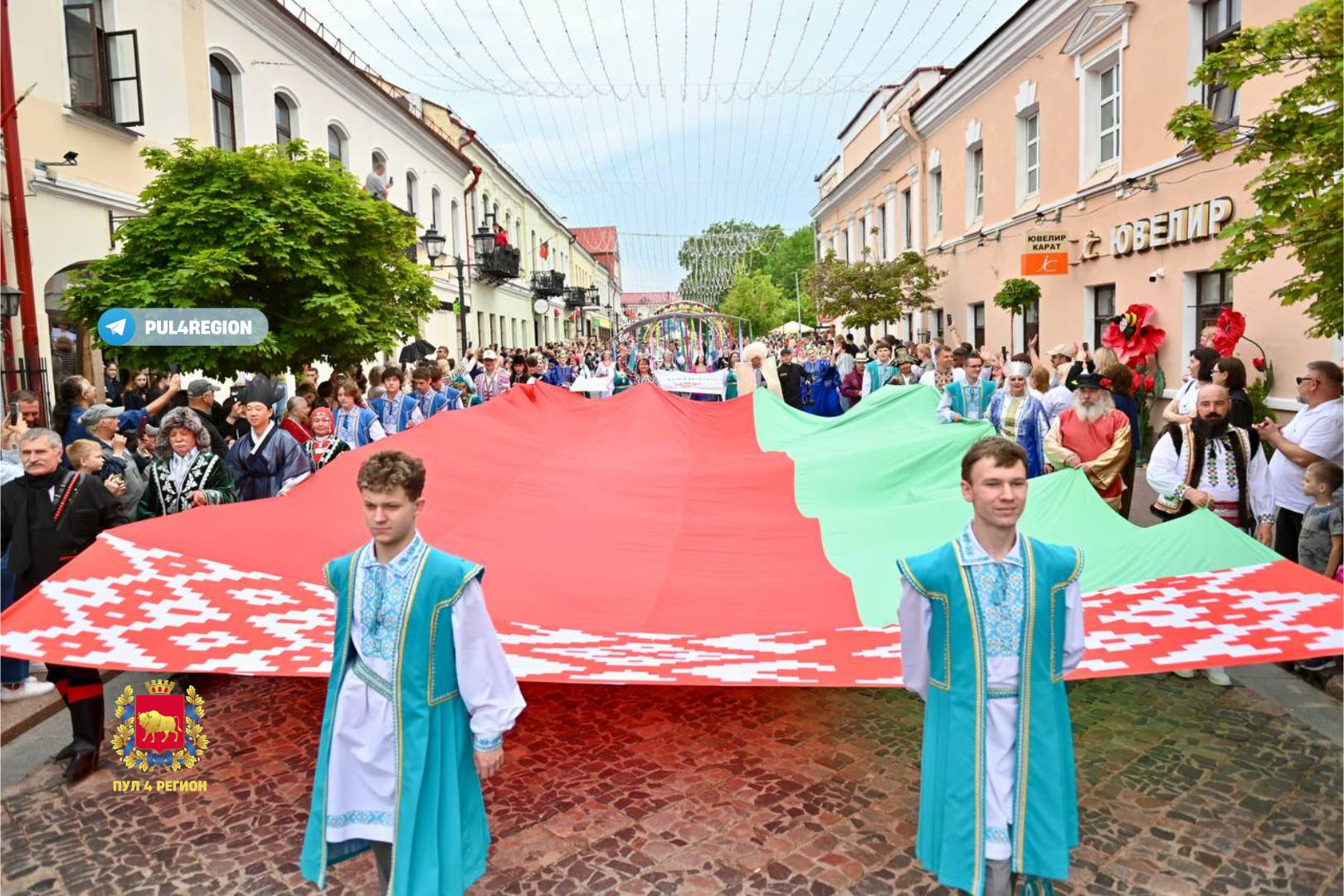 42 национальности и 800 участников. В Гродно прошло грандиозное фестивальное шествие