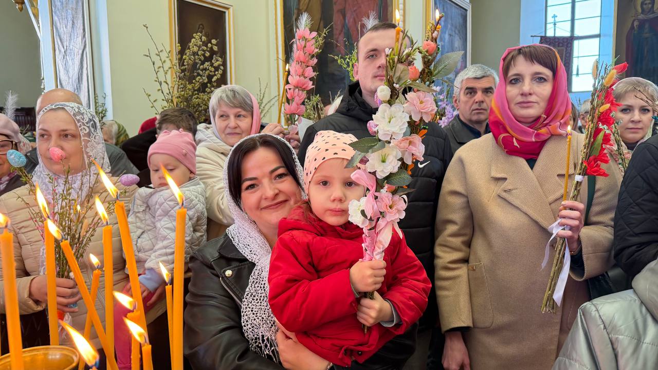 Православные верующие сегодня празднуют Вход Господень в Иерусалим. Фоторепортаж из храма Святителя Николая Чудотворца в Большой Берестовице